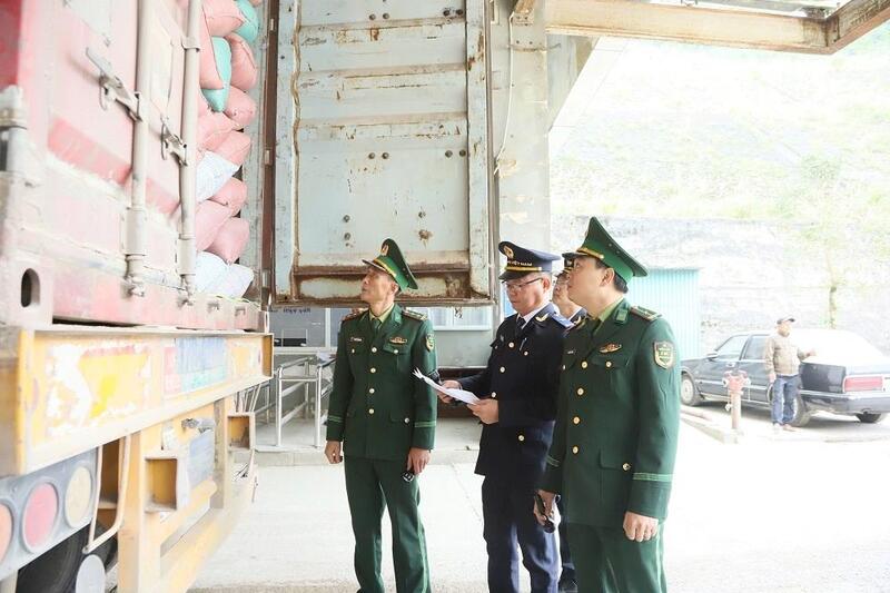 Những ngày cuối tháng 12, lưu lượng người và phương tiện qua Cửa khẩu quốc tế Cầu Treo tăng đột biến. Ảnh: Thành Đô