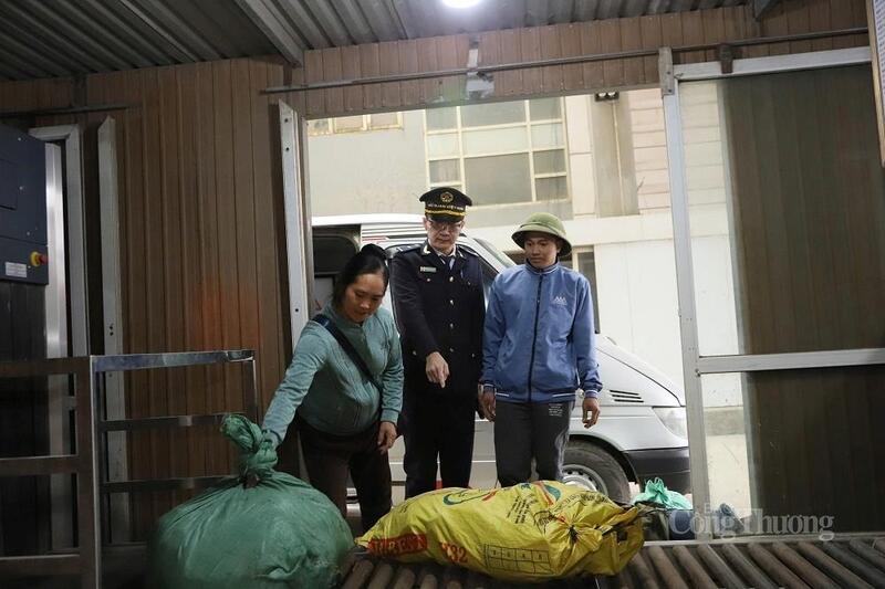 Mọi dấu hiệu nghi vấn đều được kiểm tra kỹ lưỡng bằng các thiết bị kỹ thuật hiện đại, đảm bảo không để lọt tội phạm qua cửa khẩu. Ảnh: Thành Đô