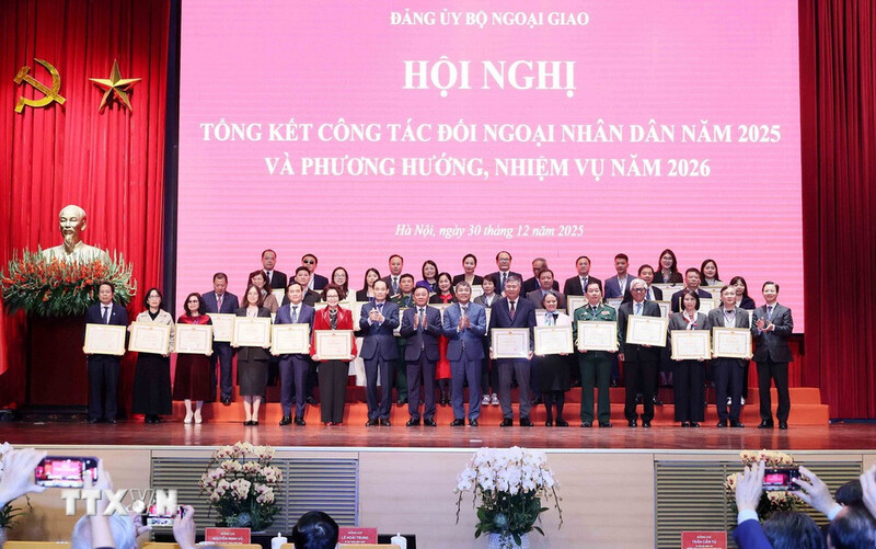 Thường trực Ban Bí thư Trần Cẩm Tú  và lãnh đạo Bộ Ngoại giao chúc mừng các tập thể, cá nhân có thành tích tiêu biểu trong công tác đối ngoại nhân dân năm 2025. Ảnh: An Đăng/TTXVN