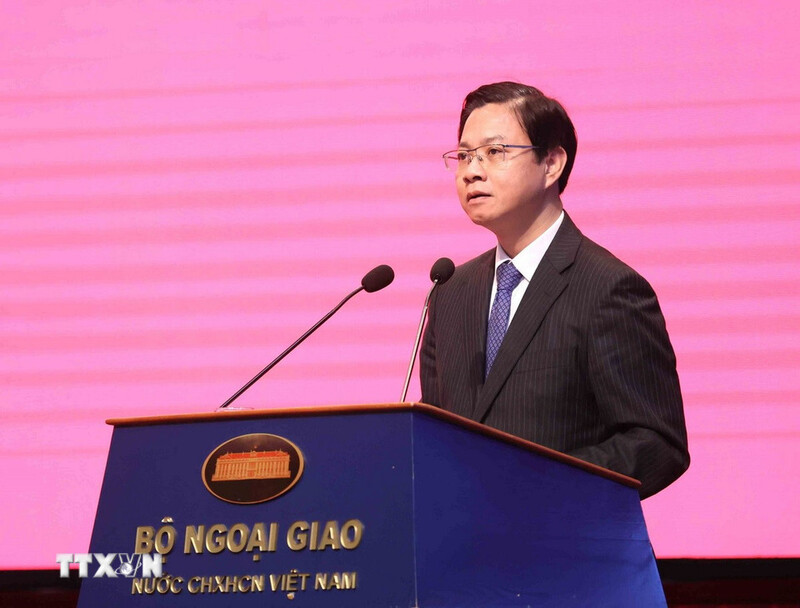 Thứ trưởng Bộ Ngoại giao Ngô Lê Văn báo cáo tổng kết công tác đối ngoại nhân dân năm 2025 và phương hướng, nhiệm vụ năm 2026. Ảnh: An Đăng/TTXVN