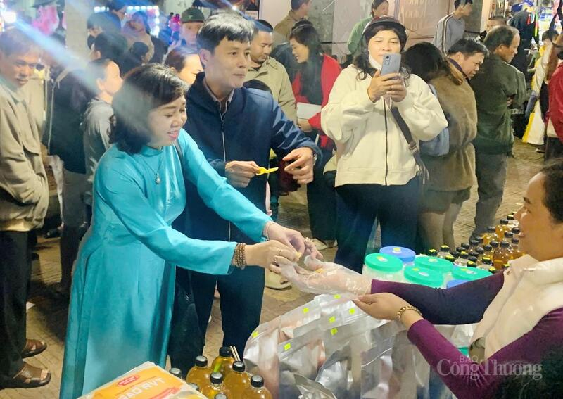 Các đại biểu tham quan các gian hàng.