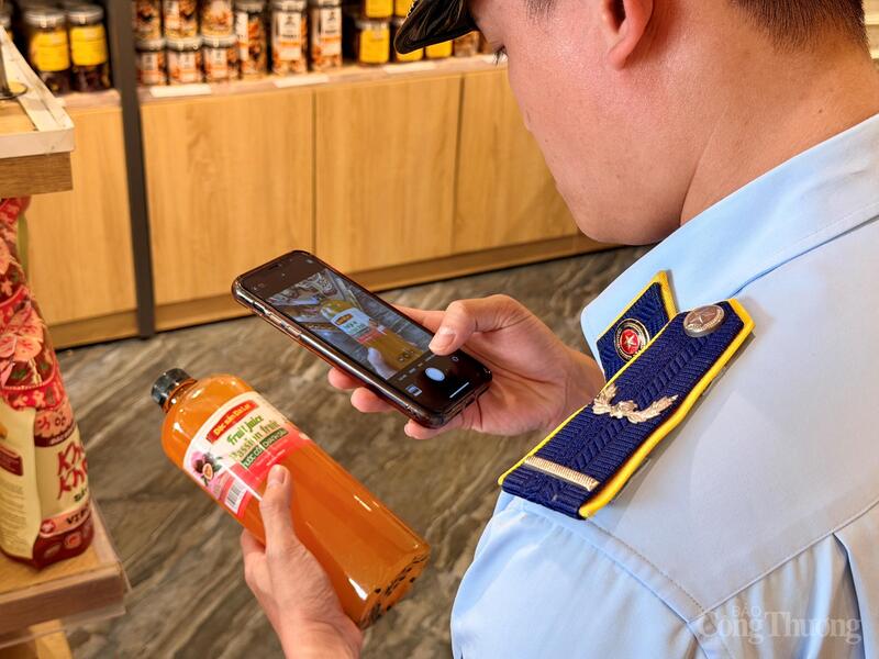 Kiểm tra truy xuất nguồn gốc trên sản phẩm công bố. Ảnh: Diễm Thương.