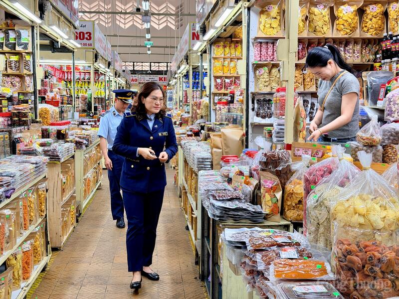 Kiểm tra chất lượng sản phẩm các quầy đặc sản nhỏ, lẻ bên trong chợ Đà Lạt. Ảnh: Diễm Thương