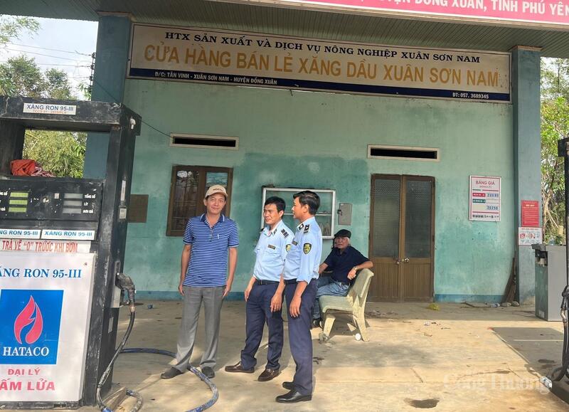 Quản lý thị trường Đắk Lắk kiểm tra tình hình cung ứng xăng dầu mùa mưa bão ở phía Đông. Ảnh: Vũ Long