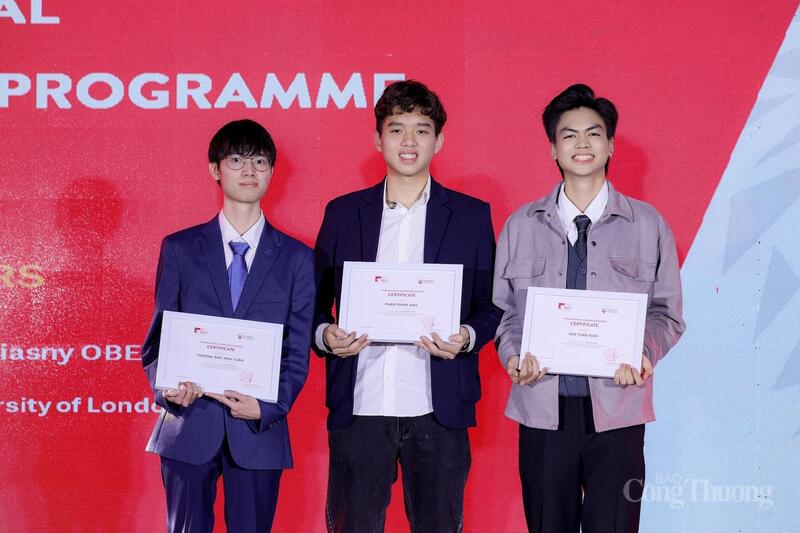 Từ trái qua: Trương Đức Anh Tuấn (Top 1), Phạm Phan Anh (Top 7) và Văn Tuấn Nam (Top 10) thế giới của chương trình IFP trong lễ trao giải tại Hoàng Thành Thăng Long.