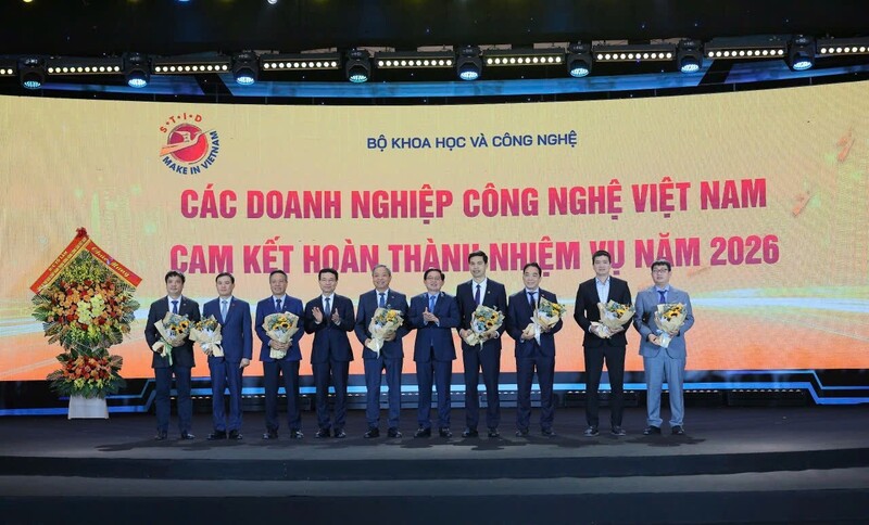 Phó Thủ tướng Hồ Quốc Dũng và Bộ trưởng Nguyễn Mạnh Hùng tặng hoa cho các doanh nghiệp công nghệ Việt Nam có đóng góp tích cực cho chủ trương "Make in Vietnam".