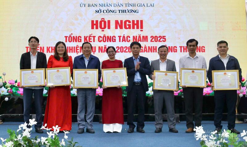 Trao Bằng khen của Bộ trưởng Bộ Công Thương cho các cá nhân có thành tích xuất sắc.