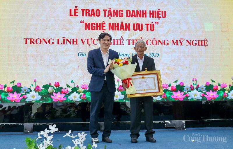 Ông Đỗ Văn Lan nhận danh hiệu Nghệ nhân ưu tú.