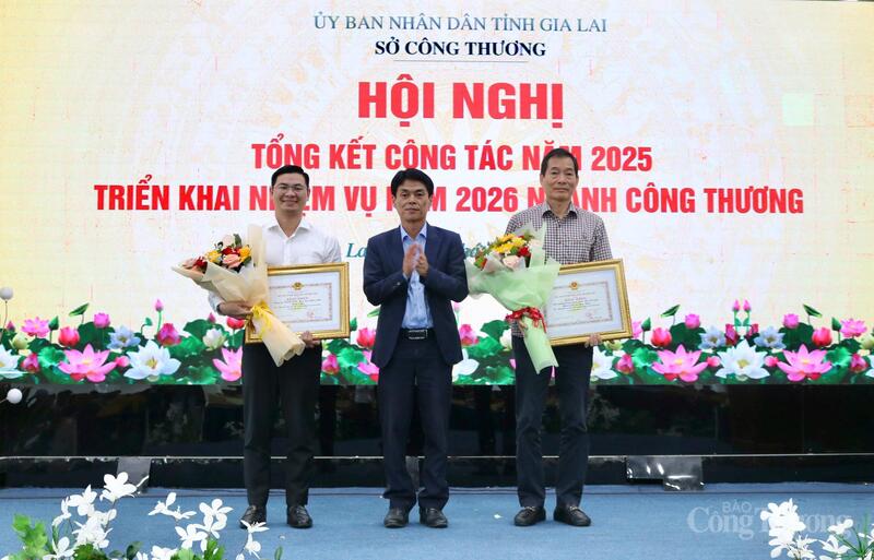 Trao Bằng khen của Bộ trưởng Bộ Công Thương cho các tập thể có thành tích xuất sắc.