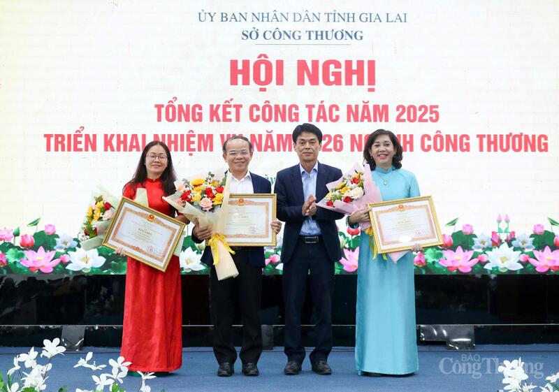 Bà Huỳnh Thị Kim Chung - Phó Chánh Văn phòng sở; ông Nguyễn Duy Lộc - Phó Giám đốc sở; bà Nguyễn Thị Bích Thu - Giám đốc Trung tâm Khuyến công và Xúc tiến thương mại  vinh dự được nhận Bằng khen của Thủ tướng Chính phủ.
