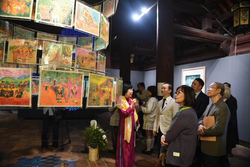 Tác phẩm "Kinh kỳ hội" của họa sĩ Lê Thị Thanh thu hút sự quan tâm của đại biểu, công chúng. Ảnh: Hương Sen