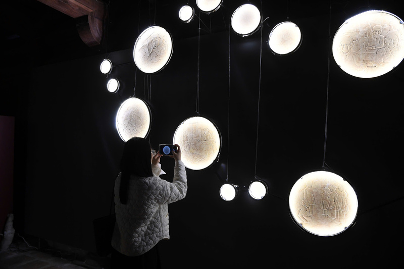 Các tác phẩm tại triển lãm để lại nhiều ấn tượng cho công chúng. Ảnh: Hương Sen