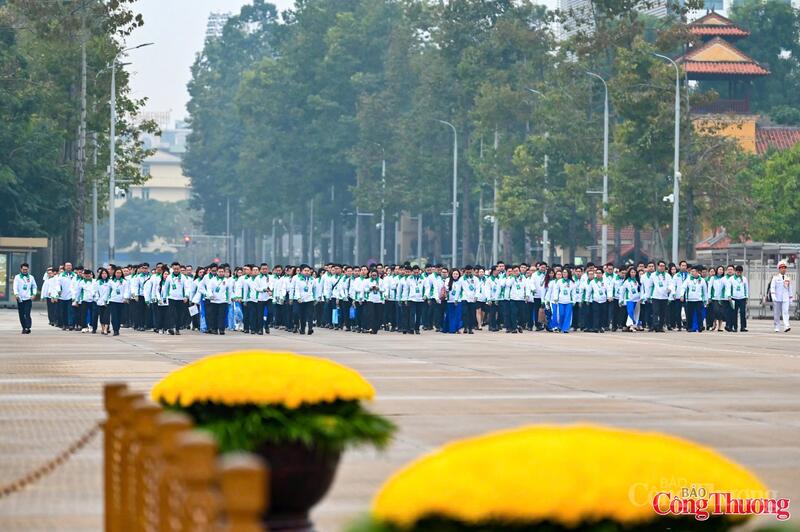 Sáng 30/12, tại Quảng trường Ba Đình lịch sử, Đoàn TNCS Hồ Chí Minh Chính phủ long trọng tổ chức Lễ báo công dâng Bác, báo cáo với Chủ tịch Hồ Chí Minh những kết quả nổi bật trong công tác Đoàn và phong trào thanh niên, hướng tới Đại hội đại biểu Đoàn TNCS Hồ Chí Minh Chính phủ lần thứ I, nhiệm kỳ 2025 - 2030