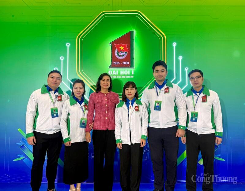 Thứ trưởng Bộ Công Thương Phan Thị Thắng và đoàn đại biểu Đoàn Thanh niên Bộ Công Thương tại Đại hội Đoàn Thanh niên Chính phủ lần thứ I.