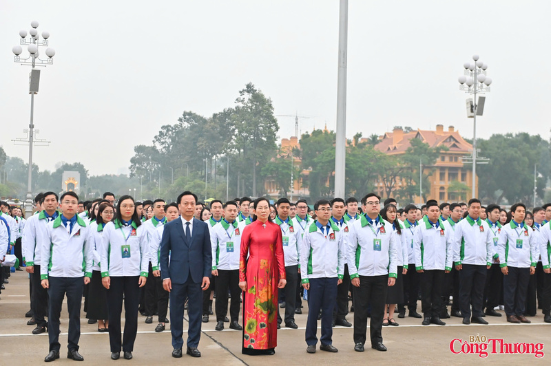 Trước phiên chính thức, các đại biểu đã vào Lăng viếng và báo công với Chủ tịch Hồ Chí Minh. Ảnh: Nam Nguyễn
