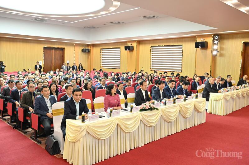 Quyền Bộ trưởng Bộ Công Thương Lê Mạnh Hùng dự và phát biểu chỉ đạo tại hội nghị. Cùng dự có Thứ trưởng Bộ Công Thương Phan Thị Thắng, đại diện lãnh đạo các tập đoàn, doanh nghiệp, hiệp hội ngành hàng; cùng toàn thể các tham tán thương mại, trưởng cơ quan thương vụ và chi nhánh thương vụ Việt Nam ở nước ngoài.