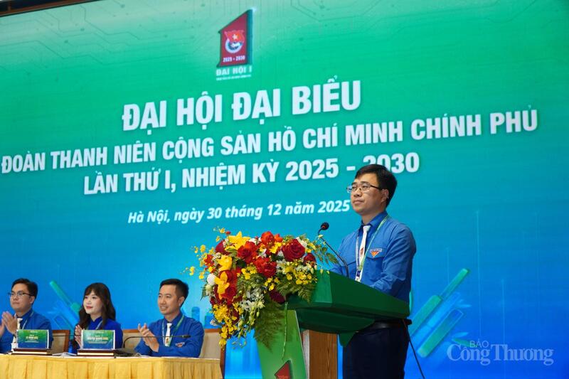 Bí thư Đoàn Thanh niên Chính phủ Bùi Hoàng Tùng phát biểu khai mạc phiên trọng thể của Đại hội. Ảnh: Minh Trang