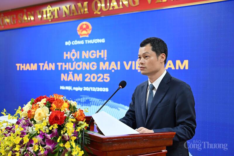 Quyền Vụ trưởng Vụ Phát triển thị trường nước ngoài Đỗ Quốc Hưng báo cáo tóm tắt về hoạt động của thương vụ trong thời gian qua.