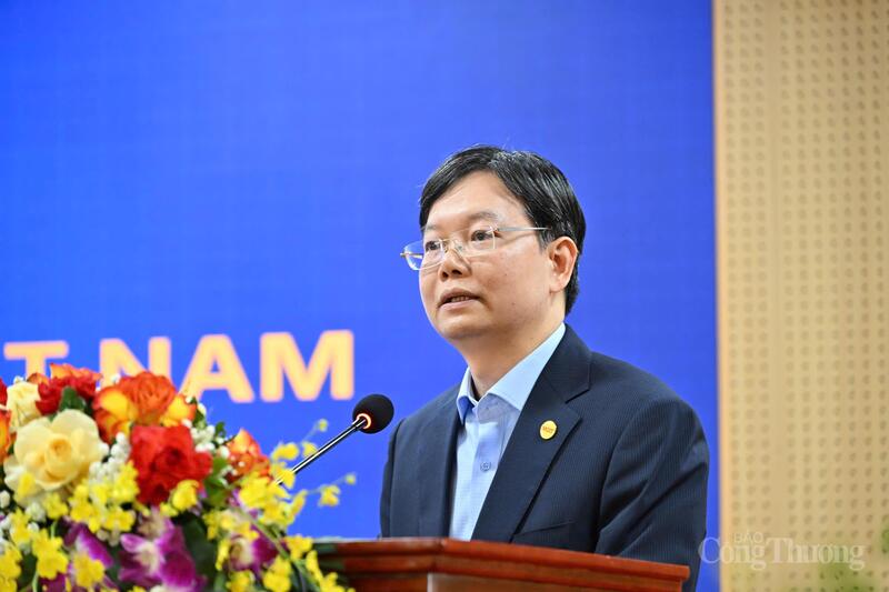 Ông Trần Ngọc Quân - Tham tán thương mại Việt Nam tại Bỉ và EU phát biểu tại hội nghị.