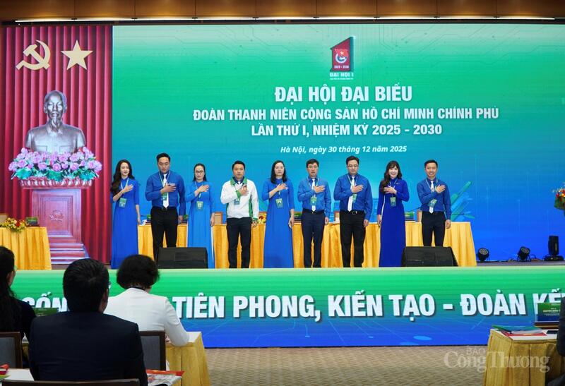 Đoàn Chủ tịch, Đoàn Thư ký Đại hội. Ảnh: Minh Trang