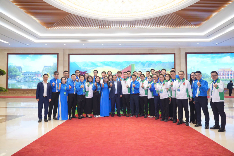 Đại biểu Đoàn Thanh niên Bộ Công Thương cùng các đại biểu chụp ảnh với Thủ tướng Phạm Minh Chính bên lề Đại hội.