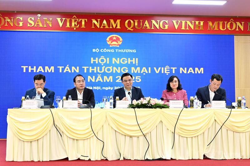 Quyền Bộ trưởng Bộ Công Thương Lê Mạnh Hùng dự và phát biểu khai mạc Hội nghị Tham tán thương mại Việt Nam 2025.