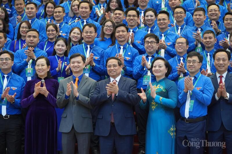 Thủ tướng Phạm Minh Chính, Phó Thủ tướng Phạm Thị Thanh Trà chụp ảnh cùng các đại biểu dự đại hội. Ảnh: Minh Trang