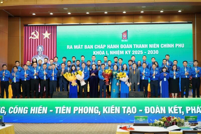 Ban Chấp hành Đoàn Thanh niên Chính phủ nhiệm kỳ 2025 - 2030 ra mắt đại hội. Ảnh: Minh Trang