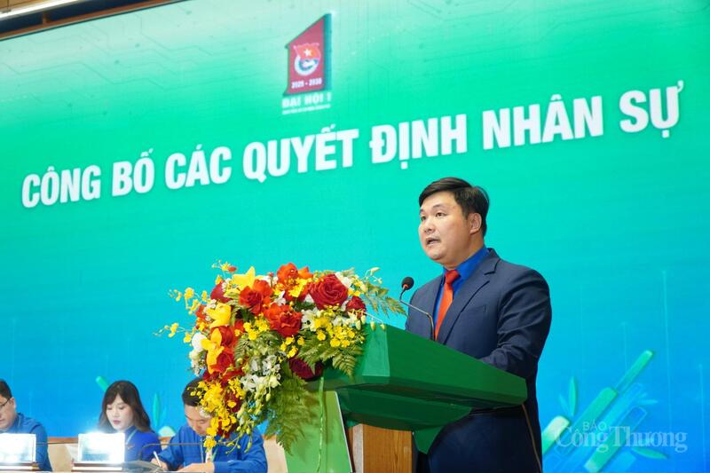 Đồng chí Nguyễn Thái An - Ủy viên Ban Thường vụ Trung ương Đoàn, Phó trưởng Ban Công tác Đoàn công bố các quyết định. Ảnh: Minh Trang