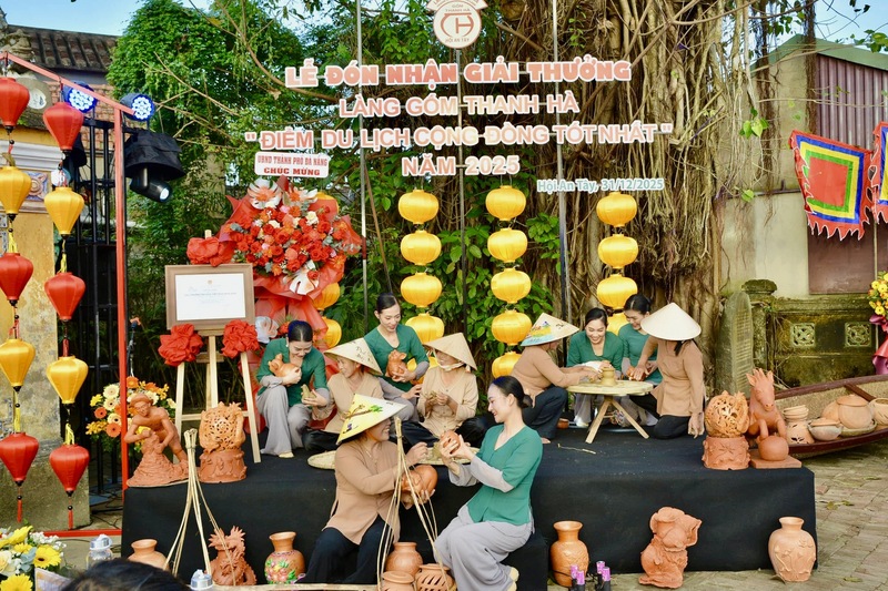 Giải thưởng “Điểm du lịch cộng đồng tốt nhất” năm 2025 ghi nhận nỗ lực bảo tồn di sản, phát triển du lịch bền vững gắn với sinh kế người dân làng gốm Thanh Hà. Ảnh: Ngọc Thảo