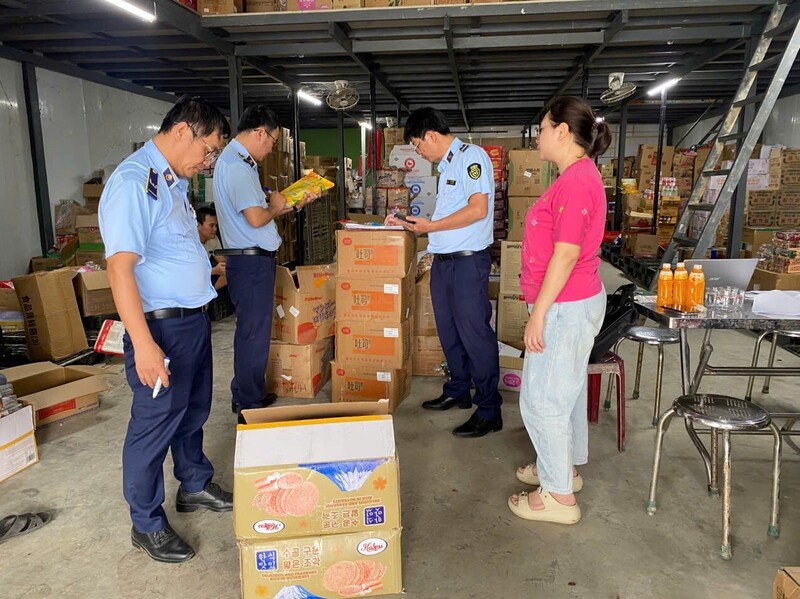 Các thành viên Ban Chỉ đạo 389 TP. Đà Nẵng triển khai đợt cao điểm đấu tranh chống buôn lậu, gian lận thương mại và hàng giả trước, trong và sau tết Nguyên đán Bính Ngọ 2026 trên địa bàn thành phố. Ảnh: QLTT Đà Nẵng