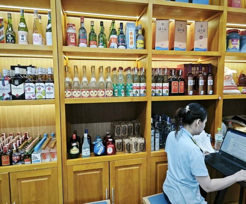 Tập trung kiểm tra các mặt hàng thiết yếu có nhu cầu tiêu dùng cao dịp Tết như bánh kẹo, rượu bia, quần áo, giày dép... Ảnh: QLTT Đà Nẵng