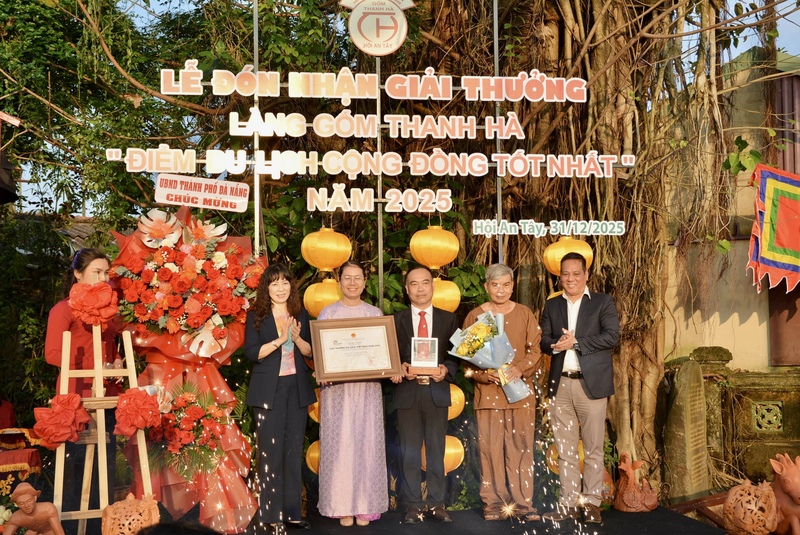 Phường Hội An Tây đón nhận giải thưởng "Điểm du lịch cộng đồng tốt nhất" năm 2025 đối với làng gốm Thanh Hà. Ảnh: Ngọc Thảo