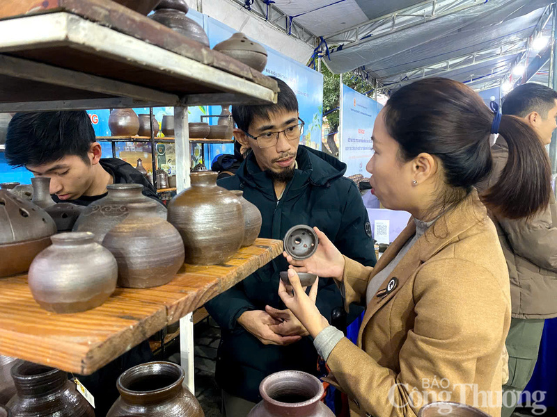 Từ các chính sách hỗ trợ, nguồn vốn khuyến công nhiều cơ sở công nghiệp nông thôn tại Huế được vực dậy; đầu tư máy móc, mở rộng thị trường, sản xuất kinh doanh.