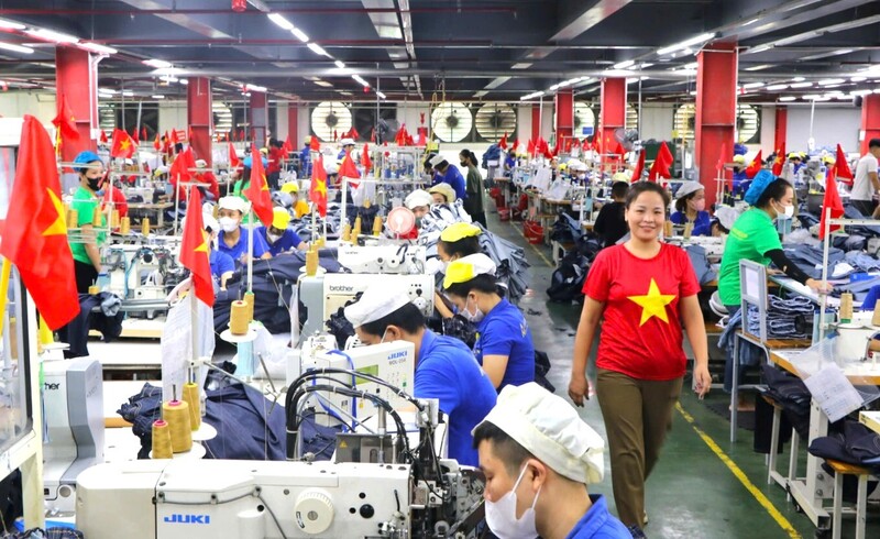 Người lao động phấn khởi khi được nghỉ Tết Dương lịch. Ảnh: Mai Liễu