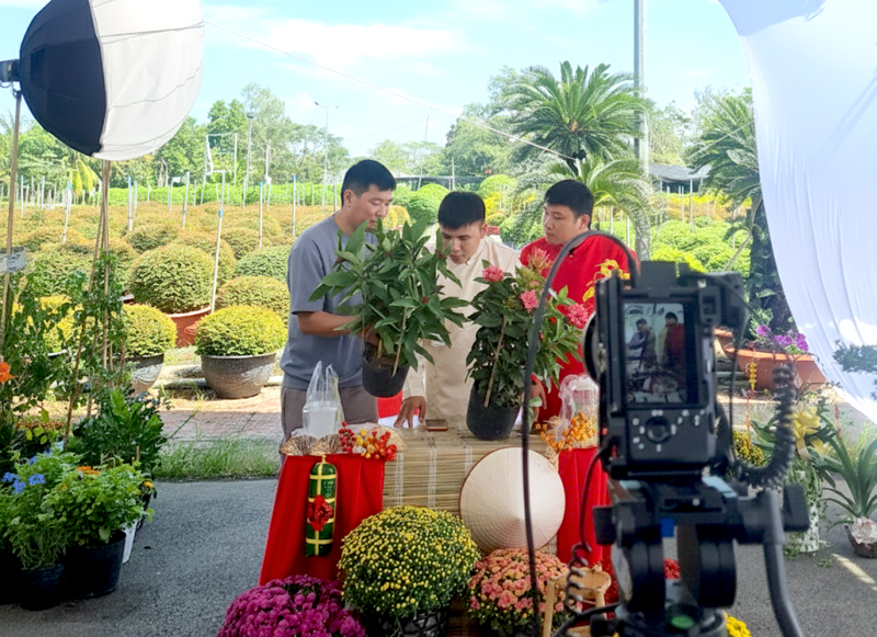Phiên mega livestream "Chở xuân về nhà" đã thành công bán ra hơn 5.000 chậu hoa, kiểng cho người tiêu dùng toàn quốc qua TikTok Shop.