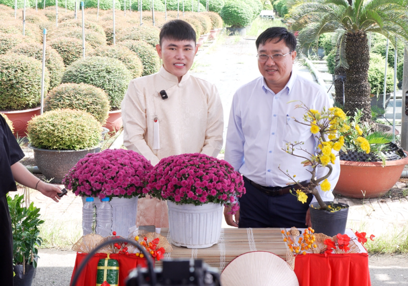 Ông Đặng Văn Tuấn - Phó Giám đốc Sở Công Thương tỉnh Đồng Tháp góp mặt tại phiên livestream của nhà sáng tạo nội dung.