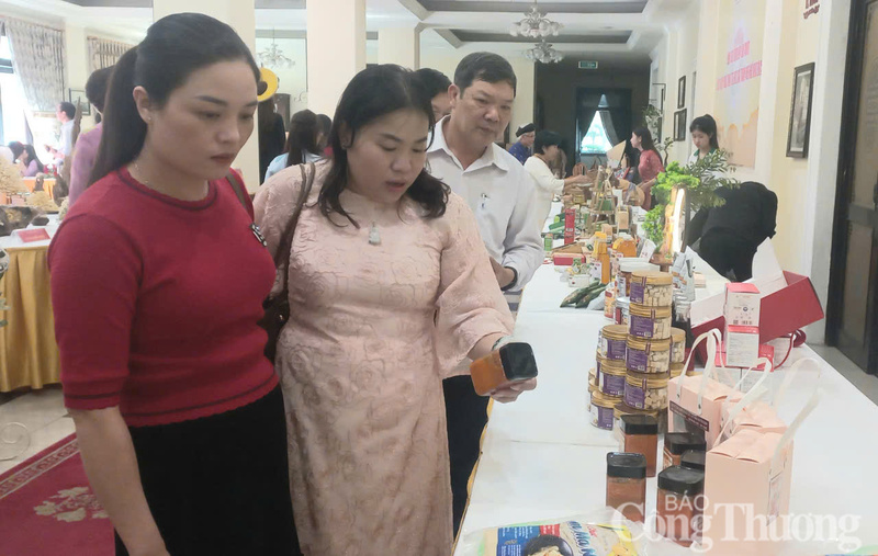 Các sản phẩm công nghiệp nông thôn tiêu biểu ngày càng được người tiêu dùng quan tâm, tìm hiểu mua sắm.