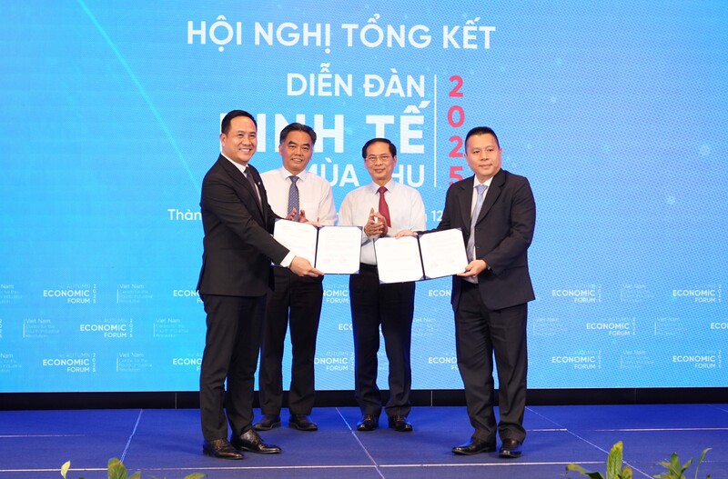 Nghi thức công bố biên bản ghi nhớ giữa Trung tâm Cách mạng Công nghiệp lần thứ 4 tại TP. Hồ Chí Minh (HCMC C4IR) và Ngân hàng TMCP Nam Á (Nam A Bank) tại hội nghị. Ảnh: Minh Khuê.