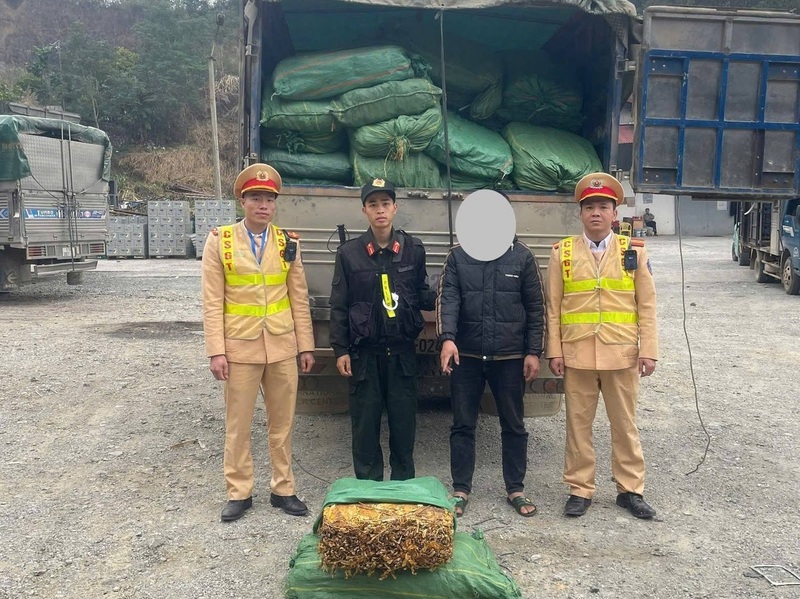 Lực lượng Cảnh sát giao thông Công an tỉnh Cao Bằng tạm giữ số hàng hóa vi phạm. Ảnh: Cục Cảnh sát giao thông