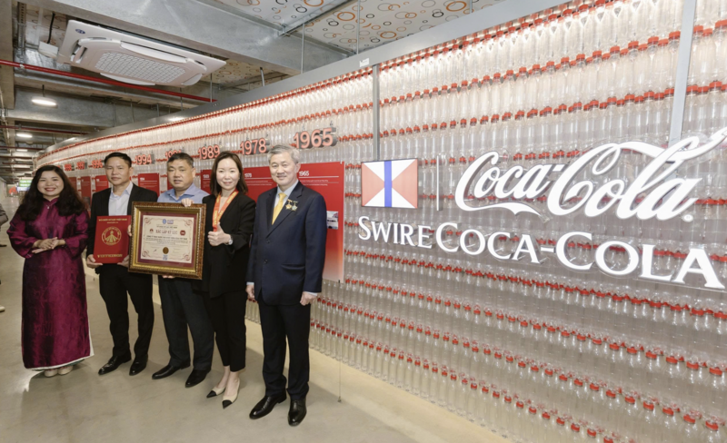 Tổ chức Kỷ lục Việt Nam trao chứng nhận “Tác phẩm nghệ thuật bằng bao bì Coca-Cola 300ml được làm 100% từ nhựa tái chế lớn nhất Việt Nam” với công trình mang tên “Vòng tuần hoàn hướng đến tương lai xanh”.