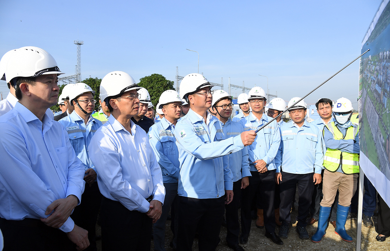 Phó Thủ tướng Bùi Thanh Sơn nghe báo cáo tiến độ chuỗi dự án Trung tâm Điện lực Ô Môn – Lô B tại phường Phước Thới, TP. Cần Thơ. Ảnh: VGP/Hải Minh