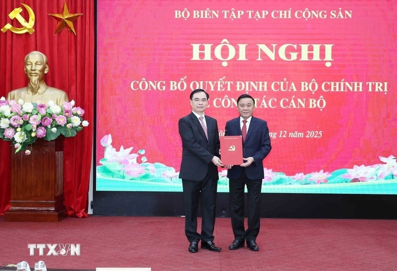 Uỷ viên Bộ Chính trị, Thường trực Ban Bí thư Trần Cẩm Tú trao Quyết định của Bộ Chính trị cho ông Dương Trung Ý. Ảnh: Phương Hoa/TTXVN