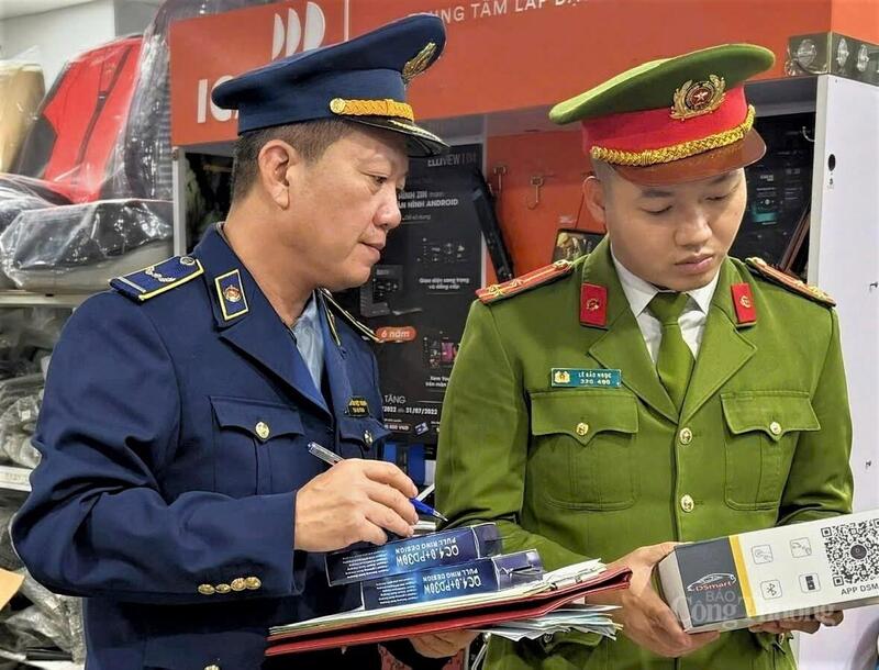 Công tác kiểm tra không chỉ dừng lại ở hồ sơ, chứng từ mà còn đi sâu vào kiểm soát chất lượng, hạn sử dụng và việc niêm yết giá công khai. Ảnh: QLTT Hà Tĩnh