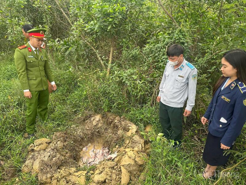 Thực phẩm bẩn, không rõ nguồn gốc bị tiêu hủy trước sự giám sát của nhiều lực lượng. Ảnh: QLTT Hà Tĩnh