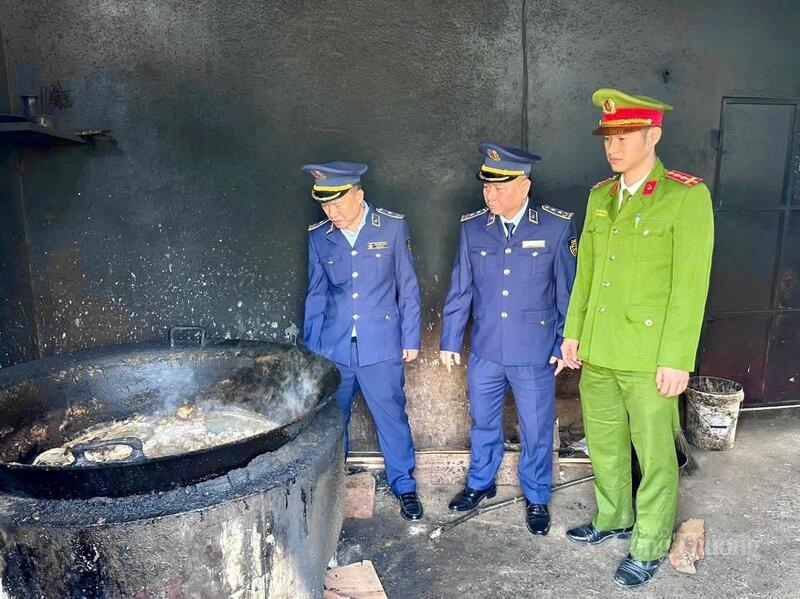 Cơ sở sản xuất mỡ bẩn bị lực lượng phối hợp phát hiện. Ảnh: QLTT Hà Tĩnh