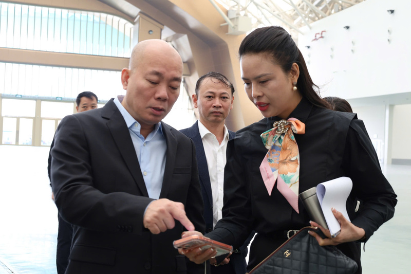 Ông Vũ Bá Phú cùng đại diện VEC và đoàn công tác tham quan không gian tổ chức hội chợ. Ảnh: Đỗ Nga