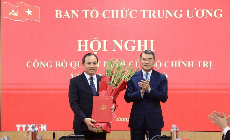 Đồng chí Lê Minh Hưng - Uỷ viên Bộ Chính trị, Bí thư Trung ương Đảng, Trưởng Ban Tổ chức Trung ương trao quyết định của Bộ Chính trị cho đồng chí Hoàng Trung Dũng. Ảnh: Tuấn Anh/TTXVN