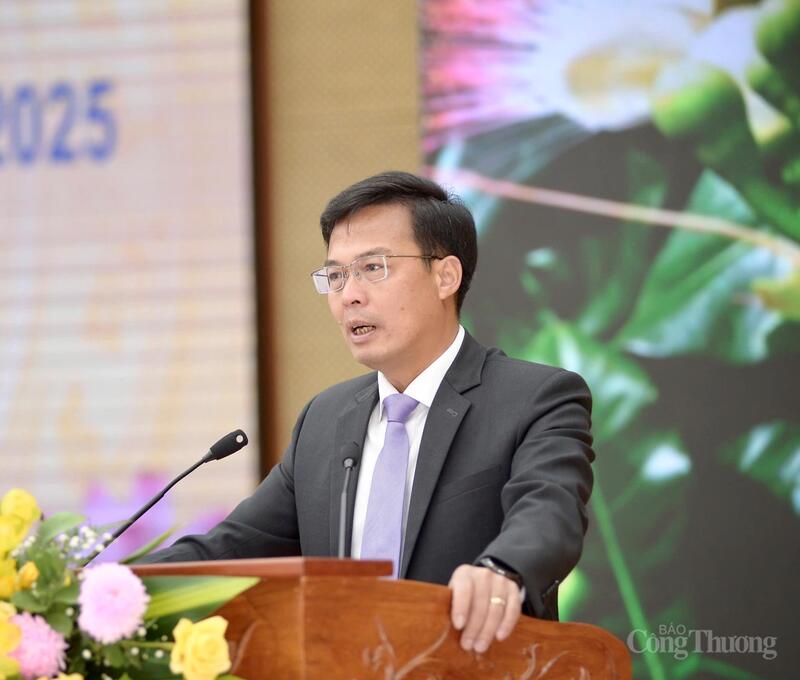 Phó Chủ tịch UBND tỉnh Lâm Đồng Đinh Văn Tuấn phát biểu tại họp báo. Ảnh Diễm Thương