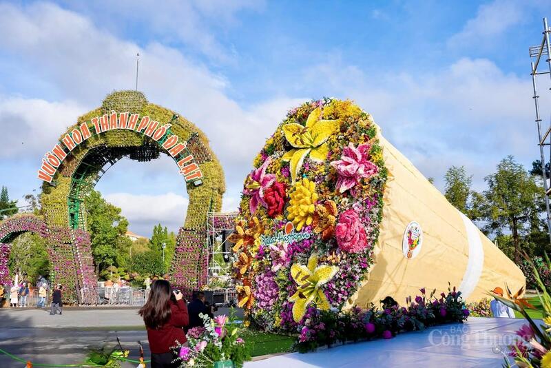 Bó hoa tươi khổng lồ đạt kỷ lục Việt Nam thu hút du khách tham quan. Ảnh Diễm Thương